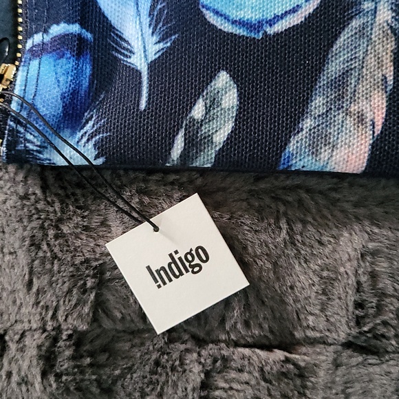 NWT! Medium Sized Blue Feathers Pouch! - Picture 3 of 8